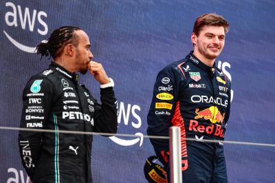 Lewis Hamilton (GBR ), Mercedes AMG F1 dan Max Verstappen (NLD), Kejuaraan Dunia Formula 1 Red Bull Racing, Rd 8,
