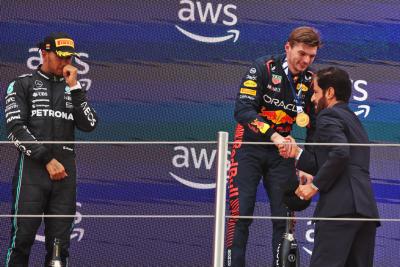 Podium (L ke kanan): Lewis Hamilton (GBR) Mercedes AMG F1; pemenang balapan Max Verstappen (NLD) Red Bull Racing dan Mohammed Bin