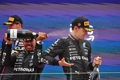 (L ke R ): Lewis Hamilton (GBR) Mercedes AMG F1 merayakan posisi keduanya di podium bersama rekan setimnya di posisi ketiga