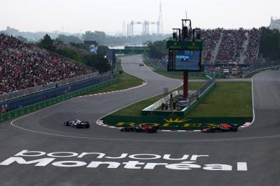 Yuki Tsunoda (JPN) AlphaTauri AT04 leads Valtteri Bottas (FIN) Alfa Romeo F1 Team C43 and Max Verstappen (NLD) Red Bull