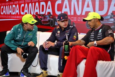 (L to R): Fernando Alonso (ESP) Aston Martin F1 Team; Max Verstappen (NLD) Red Bull Racing; and Lewis Hamilton (GBR)