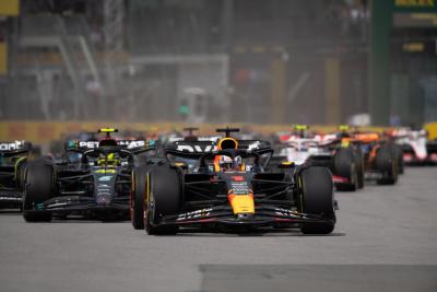 Max Verstappen (NLD) Red Bull Racing RB19 memimpin pada awal balapan. Kejuaraan Dunia Formula 1, Rd 9, Kanada