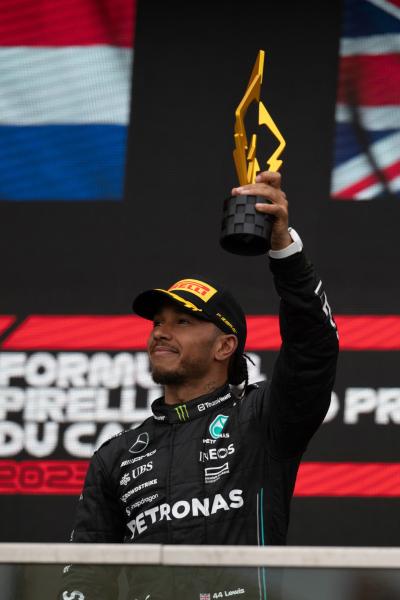 Lewis Hamilton (GBR) Mercedes AMG F1 merayakan posisi ketiganya di podium. Formula 1 World Championship, Rd 9,