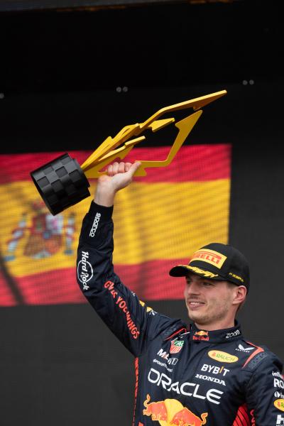 Pemenang balapan Max Verstappen (NLD) Red Bull Racing merayakan di podium. Kejuaraan Dunia Formula 1, Rd 9, Kanada