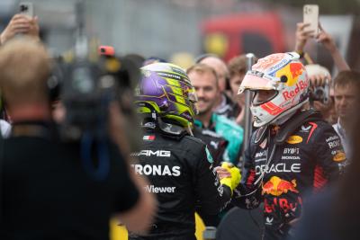 (L ke R ): Lewis Hamilton (GBR) Mercedes AMG F1 merayakan di parc ferme dengan pemenang balapan Max Verstappen (NLD) Red Bull