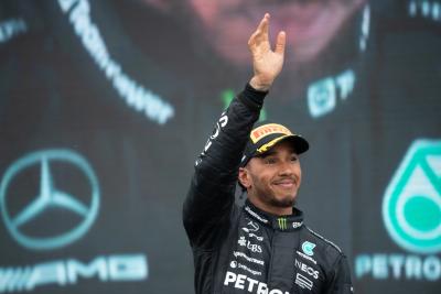 Lewis Hamilton (GBR ) Mercedes AMG F1 merayakan podium ketiganya. Formula 1 World Championship, Rd 9,