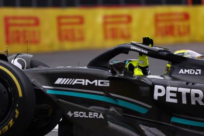 Lewis Hamilton (GBR ) Mercedes AMG F1 W14 merayakan posisi ketiga di akhir balapan. Formula 1 World Championship,