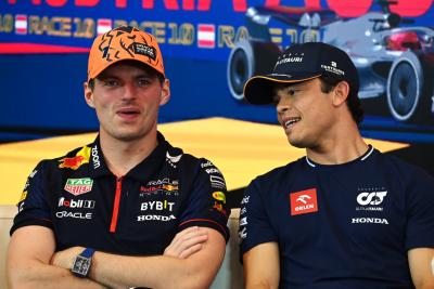(L ke R ): Max Verstappen (NLD) Red Bull Racing dan Nyck de Vries (NLD) AlphaTauri dalam Konferensi Pers FIA. Formula 1