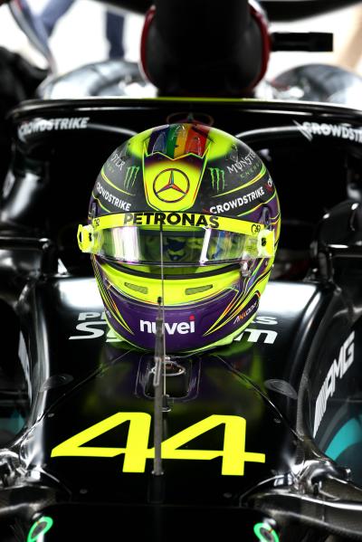 Helm Lewis Hamilton (GBR) Mercedes AMG F1 W14 di grid. Formula 1 World Championship, Rd 10, Austrian Grand