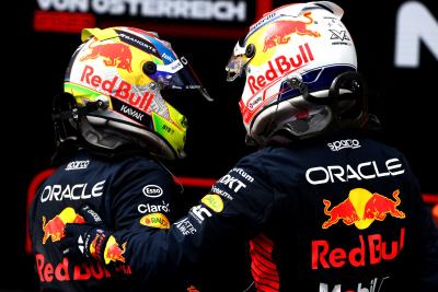 (L ke R ): Sergio Perez (MEX) Red Bull Racing dengan pemenang balapan dan rekan setimnya Max Verstappen (NLD) Red Bull Racing di parc