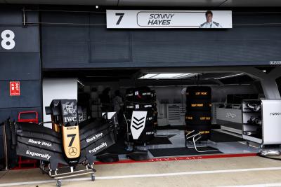 Lubang APXGP fiksi garasi, di tempat untuk film Apple yang akan datang. Kejuaraan Dunia Formula 1, Rd 11, Inggris