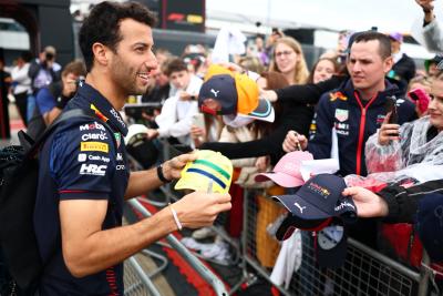 Daniel Ricciardo (AUS ) Cadangan Balap Red Bull dan Pembalap Ketiga bersama penggemar. Kejuaraan Dunia Formula 1, Rd 11, Inggris