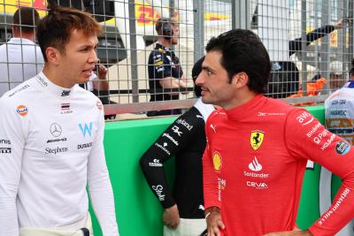 (Kiri ke R ): Alexander Albon (THA) Williams Balapan dengan Carlos Sainz Jr (ESP) Ferrari di grid.Dunia Formula 1