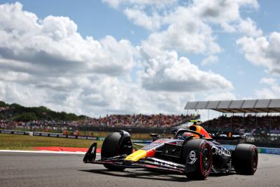 Sergio Perez (MEX ) Red Bull Racing RB19 di grid. Kejuaraan Dunia Formula 1, Rd 11, Grand Prix Inggris, Silverstone,