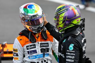 (L ke R ): Lando Norris (GBR) McLaren merayakan posisi keduanya dengan Lewis Hamilton (GBR) Mercedes AMG di posisi ketiga