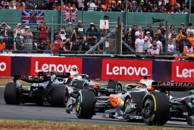 Lando Norris (GBR ) McLaren MCL60 dan Lewis Hamilton (GBR) Mercedes AMG F1 W14 bertarung memperebutkan posisi. Formula 1 Dunia
