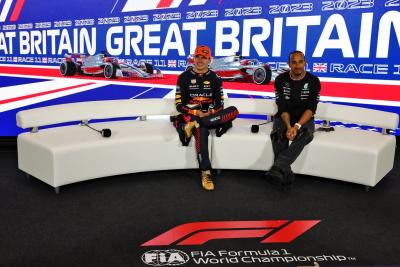 (L ke R ): Max Verstappen (NLD) Red Bull Racing dan Lewis Hamilton (GBR) Mercedes AMG F1 di balapan pasca FIA Press