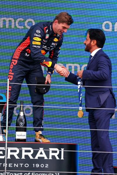 Pemenang lomba Max Verstappen (NLD) Red Bull Racing merayakannya di atas podium. Kejuaraan Dunia Formula 1, Rd 11, Inggris