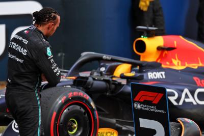 Lewis Hamilton (GBR ) Mercedes AMG F1 W14 melihat Red Bull Racing RB19 di parc ferme. Formula 1 World Championship, Rd