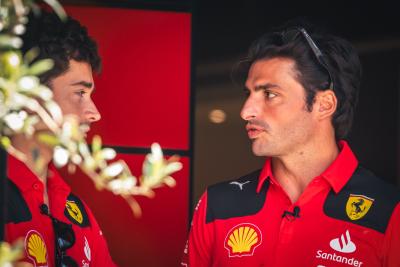 (Kiri ke R ): Charles Leclerc (MON) Ferrari dengan Carlos Sainz Jr (ESP) Ferrari.Kejuaraan Dunia Formula 1, Rd 12, Hongaria