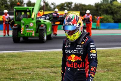 Sergio Perez (MEX) Red Bull Racing RB19 jatuh di sesi latihan pertama. Formula 1 World Championship, Rd 12,