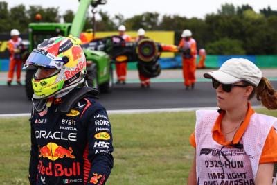 Sergio Perez (MEX) Red Bull Racing RB19 jatuh di sesi latihan pertama. Formula 1 World Championship, Rd 12,