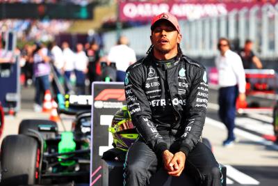 Pole sitter Lewis Hamilton (GBR) Mercedes AMG F1 di kualifikasi parc ferme. Kejuaraan Dunia Formula 1, Rd 12, Hungaria