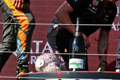 Pemenang balapan yang gagal ' trofi Max Verstappen (NLD) Red Bull Racing di podium. Kejuaraan Dunia Formula 1, Rd