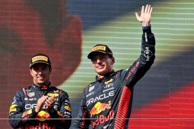 Pemenang balapan Max Verstappen (NLD) Red Bull Racing merayakan podium bersama rekan setimnya di posisi ketiga Sergio Perez (MEX) Red