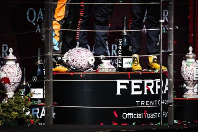 Piala rusak dari pemenang balapan Max Verstappen (NLD) Red Bull Racing di podium. Kejuaraan Dunia Formula 1, Rd 12,