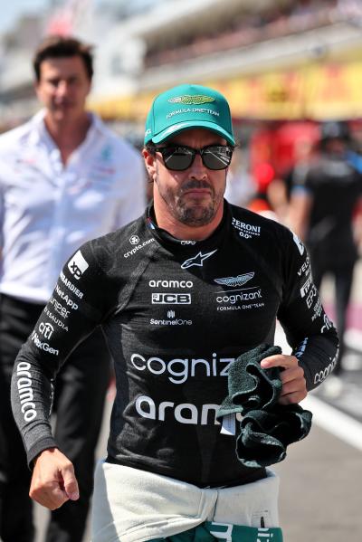 Fernando Alonso (ESP) Aston Martin F1 Team di grid. Formula 1 World Championship, Rd 12, Hungaria Grand Prix,