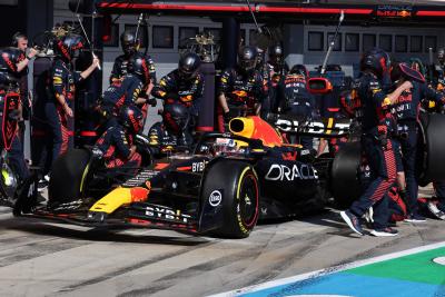 Max Verstappen (NLD) Red Bull Racing RB19 melakukan pit stop. Kejuaraan Dunia Formula 1, Rd 12, Grand Prix Hungaria,