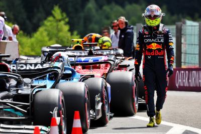 Sergio Perez (MEX ) Balapan Red Bull di parc ferme Kualifikasi Sprint. Kejuaraan Dunia Formula 1, Rd 13, Belgian Grand