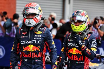 (Kiri ke Kanan): Pemenang balapan Max Verstappen (NLD) Red Bull Racing merayakan dengan rekan setimnya yang berada di posisi kedua Sergio Perez (MEX) Red