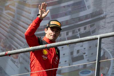 Charles Leclerc (MON ) Ferrari merayakan posisi ketiganya di podium.Kejuaraan Dunia Formula 1, Rd 13, Belgian