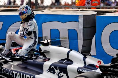Daniel Ricciardo (AUS ) AlphaTauri AT04 mengalami kecelakaan pada sesi latihan kedua.Kejuaraan Dunia Formula 1, Rd 14, Dutch