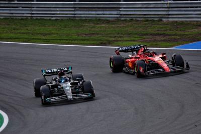 George Russell (GBR ) Mercedes AMG F1 W14 dan Charles Leclerc (MON) Ferrari SF-23 berebut posisi.Dunia Formula 1