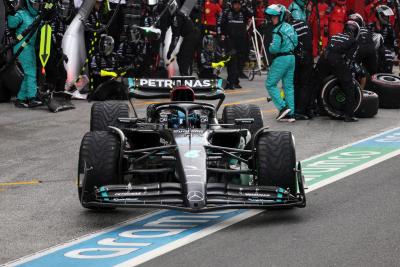 George Russell (GBR ) Mercedes AMG F1 W14 melakukan pit stop. Kejuaraan Dunia Formula 1, Rd 14, Grand Prix Belanda,