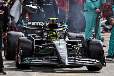 Lewis Hamilton (GBR ) Mercedes AMG F1 W14 melakukan pit stop. Kejuaraan Dunia Formula 1, Rd 14, Grand Prix Belanda,