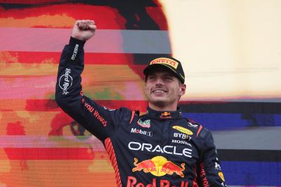 Pemenang lomba Max Verstappen (NLD) Red Bull Racing merayakan di podium.Kejuaraan Dunia Formula 1, Rd 14, Dutch