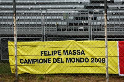 Suasana sirkuit - A spanduk untuk mendukung Felipe Massa (BRA) dan upayanya untuk merebut mahkota Kejuaraan Dunia F1 2008.