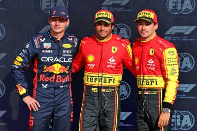 Memenuhi kualifikasi tiga besar parc ferme (Kiri ke Kanan): Max Verstappen (NLD) Red Bull Racing, kedua; Carlos Sainz Jr (ESP) Ferrari,