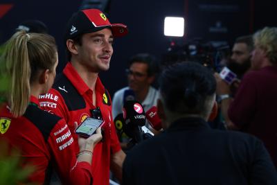 Charles Leclerc (MON ) Ferrari bersama media.Kejuaraan Dunia Formula 1, Rd 16, Grand Prix Singapura, Marina Bay Street