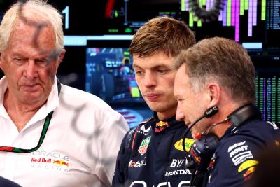 Max Verstappen (NLD ) Red Bull Racing bersama Dr Helmut Marko (AUT) Red Bull Motorsport Consultant (Kiri) dan Christian Horner