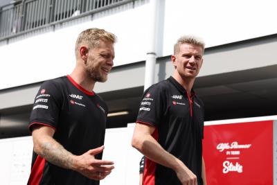 (Kiri ke R ): Kevin Magnussen (DEN) Tim F1 Haas bersama Nico Hulkenberg (GER) Tim F1 Haas.Kejuaraan Dunia Formula 1, Rd 16,