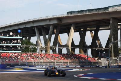 Max Verstappen (NLD ) Red Bull Racing RB19. Kejuaraan Dunia Formula 1, Rd 16, Grand Prix Singapura, Marina Bay Street