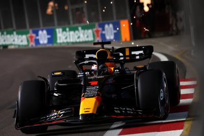 Max Verstappen (NLD ) Red Bull Racing RB19. Kejuaraan Dunia Formula 1, Rd 16, Grand Prix Singapura, Marina Bay Street