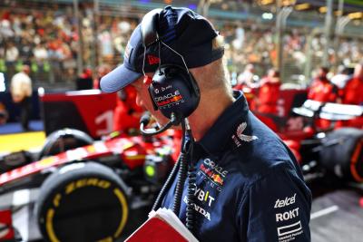 Adrian Newey (GBR ) Chief Technical Officer Red Bull Racing melihat Carlos Sainz Jr (ESP) Ferrari SF-23 di grid.