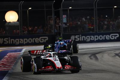 Nico Hulkenberg (GER) Haas VF-23. Kejuaraan Dunia Formula 1, Rd 16, Grand Prix Singapura, Marina Bay Street Sirkuit,