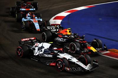Yuki Tsunoda (JPN ) AlphaTauri AT04 dan Sergio Perez (MEX) Red Bull Racing RB19 di awal balapan.Dunia Formula 1